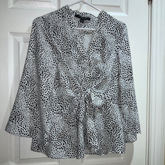 Marc New York Andrew Marc V neck front tie blouse Sz S pebble print bell sleeve - Picture 1 of 7